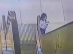 危ない！　エスカレーターの手すりに女の子の服が絡まって…