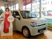 女性目線で開発された新型軽自動車、ダイハツ・ミラ トコット新発売！シンプルスタイルの内外装とナチュラル系ボディカラーで脱カワイイ系を目指す！
