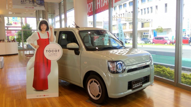 女性目線で開発された新型軽自動車、ダイハツ・ミラ トコット新発売！シンプルスタイルの内外装とナチュラル系ボディカラーで脱カワイイ系を目指す！