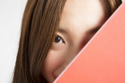 「斜めわけ」VS「センターわけ」! 男ウケがいい前髪スタイルは……?