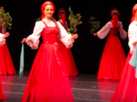 魔術かな？スライド方式（浮上歩行）で動くロシア民族舞踊団「ベリョースカ」の踊り子たちがからくり人形のようだ