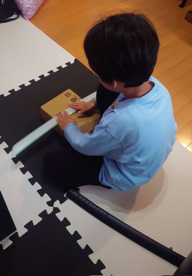 真剣な顔で刀を研ぎ...