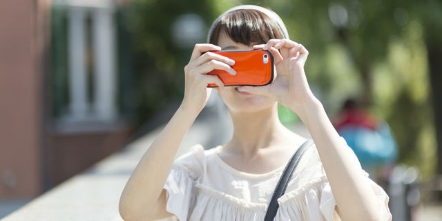 スマホで写真を撮る女性