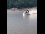 これがホントの水上バイク。　助走をつけてから池の上をバイクが駆け抜ける！