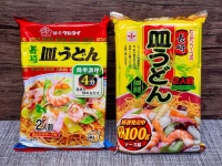 「長崎皿うどん」を再現したマルタイ（左）とヒガシマル（右）の商品