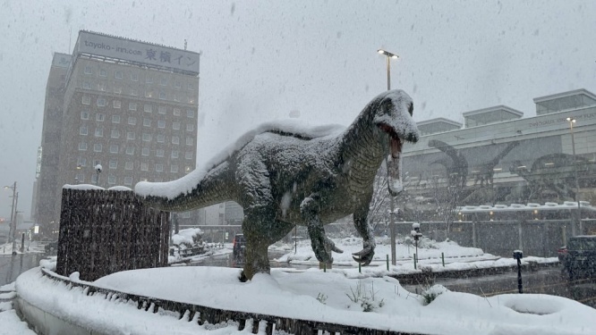「隕石衝突後の世界」「リアルすぎる」　〝氷河期〟迎えた福井駅前で動くヤツらに9.3万人驚がく