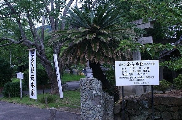 タヌキの像が入口にちょこんと（タコノマクラさん撮影, Wikimedia Commonsより）