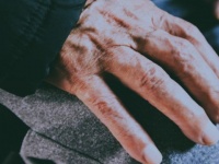 「病院の中で泣き叫び続ける3歳息子。周りの人が迷惑そうにしている中、通院してきたお爺さんが...」（愛知県・30代女性）