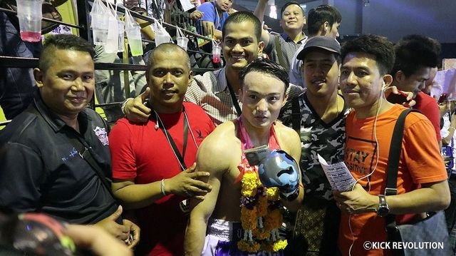タイでの試合後、勝利を祝ってギャンブラーたちに囲まれる志朗