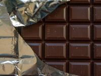 食べるべきか？やめとくべきか？24年前のチョコレートがスーパーの棚奥から発見される