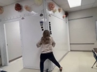 銃ありきなら防御するしかない。子供たちを銃撃から守るため折り畳み式防弾ポッド
