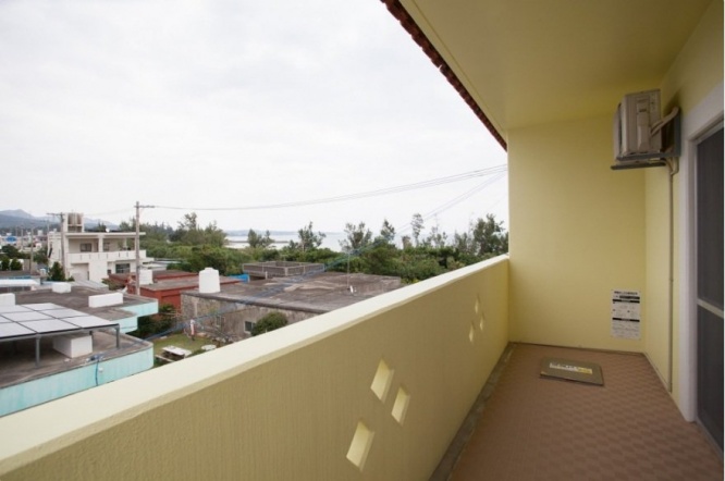 テラスの右奥からは金武湾を望める