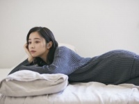 堀田真由、かわいいルームウェア姿披露。「nairo」ルームルック公開