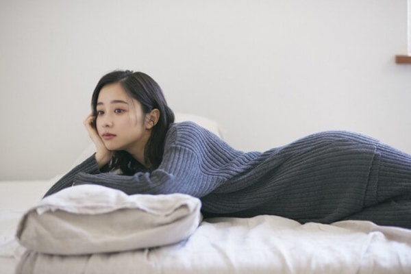 堀田真由、かわいいルームウェア姿披露。「nairo」ルームルック公開