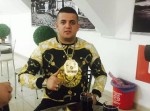 服も家もあのベルサーチでデコる「ベルサーチ狂い」の男、登場！