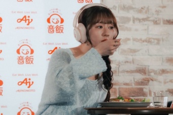 スマホ見ながら飯してませんか？「音飯」をすると食事の満足度が変わる