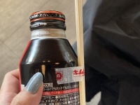 どうしてこうなった...？　コンビニでコーヒーを買ったら、割り箸を貼り付けられた理由