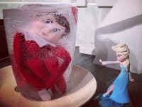 アメリカのクリスマスで定番の妖精「棚の上のエルフ」を邪悪認定。あの手この手で痛めつけるというブラックユーモア企画