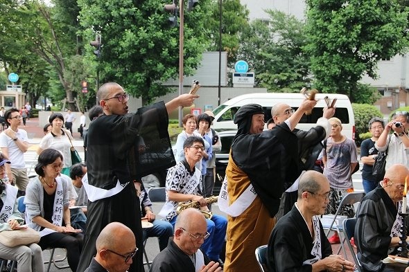 リズムに合わせてダンスのように体を動かす場面も