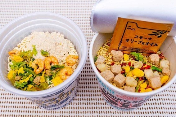 エビが入っている金ちゃんヌードルしお(左)と白い謎肉が目立つカップヌードルしお(右)