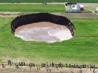 メキシコで突然の轟音と共に巨大な陥没穴が出現！その直径は80メートル