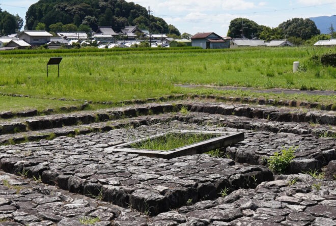 「飛鳥浄御原宮跡」に残る井戸跡（撮影：高野晃彰）