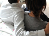 髪の香りまで抱きしめたい！　抱きしめたときに男性がグッとくるのは「長い髪VS短い髪」どっち？