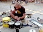 これは凄い！　ガラクタで超絶ビートを奏でる神業ドラマー