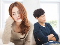 何も言わずにソレやめて、お願い！　生理中だと、ついイラッとしてしまう彼の言動4つ！