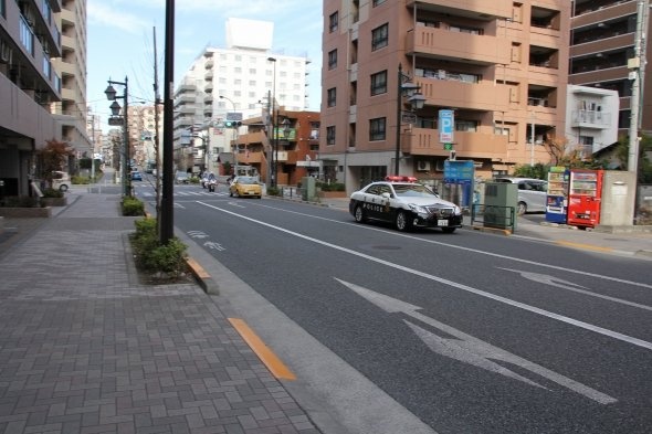 時効のはずが今も犯人を追うかのように、パトカーと白バイが走って行った