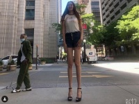 長すぎてロング！股下134cm、身長210cmのあしなが女性に注目が集まる（アメリカ）