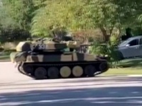 住宅街に突如戦車が現れ住民困惑。いったい何が起きているのか？