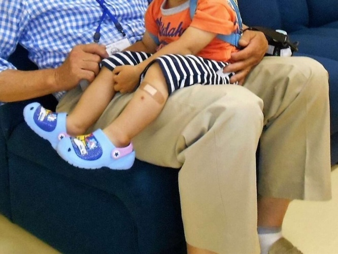 斜め前の席の人が子供と遊んでくれていた(画像はイメージ)