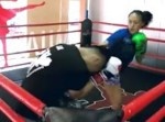 美人ムエタイ王者が素人のふりして…男どもをフルボッコにする！