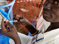 エチオピアの難民キャンプでPCVワクチンを準備するMSFスタッフ（2015年3月）