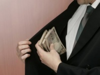 貧乏くさっ！　ケチな男性が「必ず持っているもの」・6つ