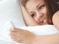 電源切っても意味ない？　スマホを傍に置くだけで睡眠に影響が！？