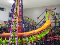 これはすごい！本物のジェットコースターのミニチュア版を家の中に完全再現