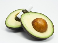 乾燥肌を防ぐにはこの食品「アボカド」「くるみ」「サーモン」「パプリカ」「高野豆腐」