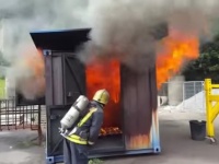 建物から炎がボワッっと噴射！バックドラフト爆発現象の恐ろしさがわかる実験映像