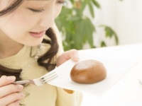 愚痴る？　食べる？　女性が実践する「ストレス対処法」3選