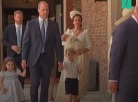 ルイ王子の洗礼式で行儀良くするジョージ王子、シャーロット王女が可愛すぎると話題に【映像】