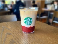 スタバのホリデーシーズン風物詩“ジョイフルメドレー”♪果肉たっぷりの新作『ジョイフルメドレー 苺 ミルク ティー』が登場