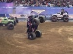 ノーズで走るってアリ！？　モンスタートラックの“逆立ち走行”が凄い