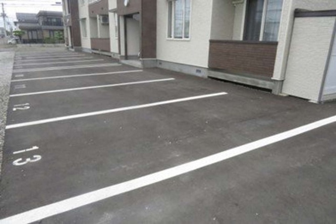 駐車場に停めてた新車に傷が......（画像はイメージ）