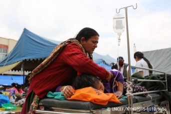 首都カトマンズのトリブバン大学教育病院で、怪我を負った娘に付き添う母親。© UNICEF_NYHQ2015-1013_Nybo