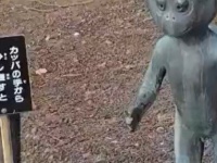 大分・佐伯市に佇む〝謎の河童〟にネット困惑　握手をすると...「なんだこれ」「シュールだ」