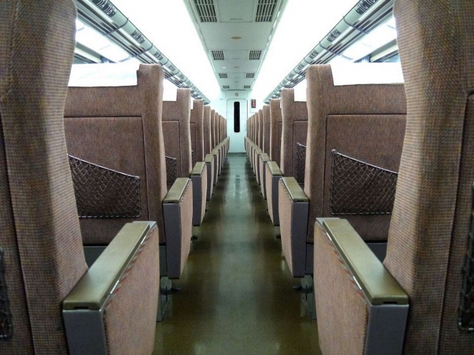 娘と車内で離れて過ごす(画像はイメージです)