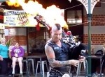 ロックなバグパイプを聴け！　勇ましすぎる男による炎の生演奏（動画）
