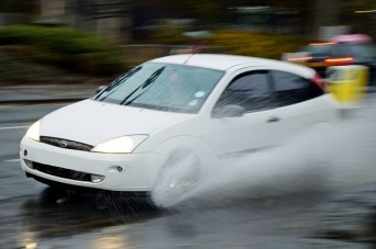 もし豪雨で車が水没したら！？対処法はどうする？